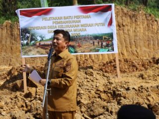 Sekda Kukar Sunggono memberikan sambutan saat peletakan batu pertama pembangunan Koperasi Merah Putih di Kelurahan Sangasanga Muara, Selasa (14/4/2026). (Istimewa)