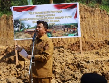 Sekda Kukar Sunggono memberikan sambutan saat peletakan batu pertama pembangunan Koperasi Merah Putih di Kelurahan Sangasanga Muara, Selasa (14/4/2026). (Istimewa)