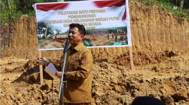 Sekda Kukar Sunggono memberikan sambutan saat peletakan batu pertama pembangunan Koperasi Merah Putih di Kelurahan Sangasanga Muara, Selasa (14/4/2026). (Istimewa)