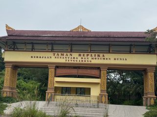 Kondisi gerbang Taman Replika Kerajaan Nusantara dan Monumen Dunia di Tenggarong yang terlihat tidak terawat dan mulai ditumbuhi semak. (angga/okeborneo.com)