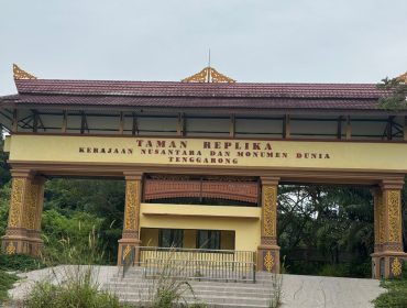 Kondisi gerbang Taman Replika Kerajaan Nusantara dan Monumen Dunia di Tenggarong yang terlihat tidak terawat dan mulai ditumbuhi semak. (angga/okeborneo.com)