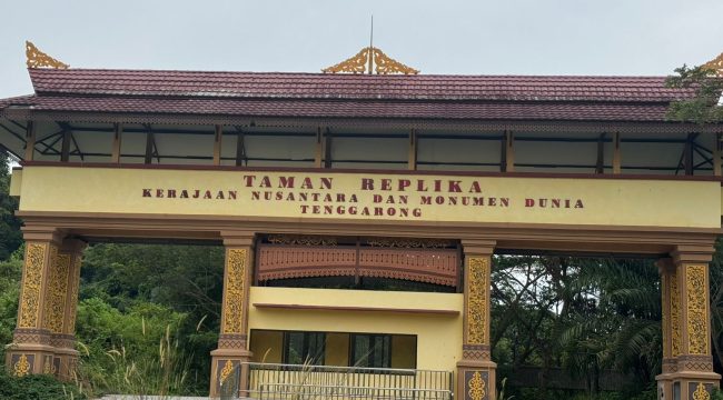 Kondisi gerbang Taman Replika Kerajaan Nusantara dan Monumen Dunia di Tenggarong yang terlihat tidak terawat dan mulai ditumbuhi semak. (angga/okeborneo.com)