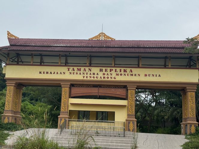 
Kondisi gerbang Taman Replika Kerajaan Nusantara dan Monumen Dunia di Tenggarong yang terlihat tidak terawat dan mulai ditumbuhi semak. (angga/okeborneo.com)