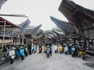 Rombongan komunitas Move Mahakam berpose bersama belasan Vespa saat singgah di kawasan Toraja, Sulawesi Selatan, dalam touring #NgegasBeramean sejauh 1.500 kilometer. (Istimewa)