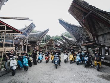 Rombongan komunitas Move Mahakam berpose bersama belasan Vespa saat singgah di kawasan Toraja, Sulawesi Selatan, dalam touring #NgegasBeramean sejauh 1.500 kilometer. (Istimewa)