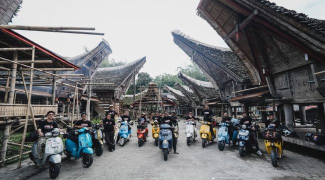 Rombongan komunitas Move Mahakam berpose bersama belasan Vespa saat singgah di kawasan Toraja, Sulawesi Selatan, dalam touring #NgegasBeramean sejauh 1.500 kilometer. (Istimewa)