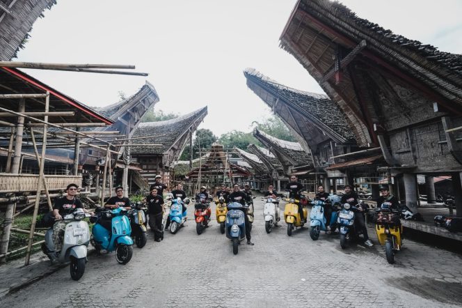 
Rombongan komunitas Move Mahakam berpose bersama belasan Vespa saat singgah di kawasan Toraja, Sulawesi Selatan, dalam touring #NgegasBeramean sejauh 1.500 kilometer. (Istimewa)