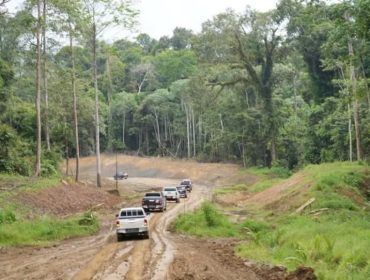 Rombongan kendaraan melintas di ruas Jalan Tering–Ujoh Bilang yang menjadi akses darat menuju Mahakam Ulu. (Istimewa)
