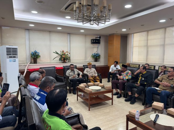 
Bupati Kutai Kartanegara Aulia Rahman Basri menerima audiensi serikat buruh dan sejumlah pihak terkait untuk membahas pembentukan Satgas Terpadu ketenagakerjaan. (Angga/okeborneo.com)