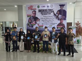 Foto bersama narasumber dan panitia seusai Forum Diskusi Publik Harbuknas dan Harkitnas 2026 tentang keteladanan Sultan Aji Muhammad Idris di Tangga Arung Square, Tenggarong. (Dokumen SMSI Kukar)