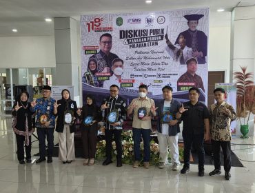 Foto bersama narasumber dan panitia seusai Forum Diskusi Publik Harbuknas dan Harkitnas 2026 tentang keteladanan Sultan Aji Muhammad Idris di Tangga Arung Square, Tenggarong. (Dokumen SMSI Kukar)