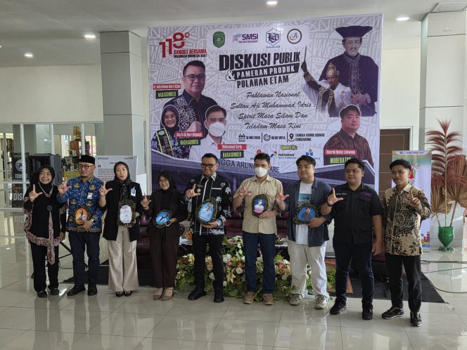 
Foto bersama narasumber dan panitia seusai Forum Diskusi Publik Harbuknas dan Harkitnas 2026 tentang keteladanan Sultan Aji Muhammad Idris di Tangga Arung Square, Tenggarong. (Dokumen SMSI Kukar)