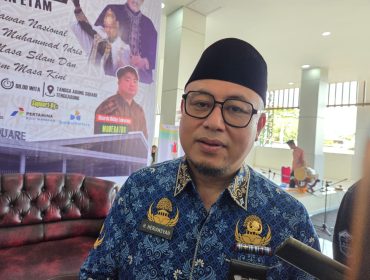 Kepala Disdikbud Kukar, Heriansyah, menyampaikan penjelasan terkait pengenalan sejarah Sultan Aji Muhammad Idris melalui materi pembelajaran di sekolah. (Angga/okeborneo.com)