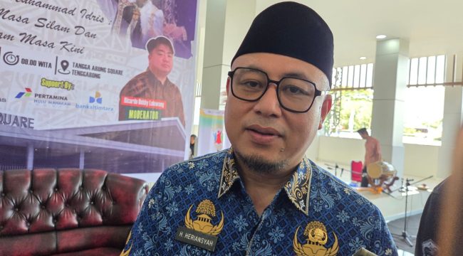Kepala Disdikbud Kukar, Heriansyah, menyampaikan penjelasan terkait pengenalan sejarah Sultan Aji Muhammad Idris melalui materi pembelajaran di sekolah. (Angga/okeborneo.com)