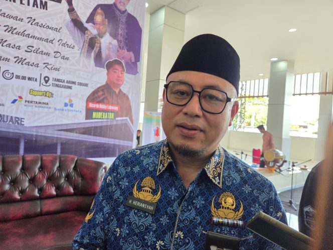 
Kepala Disdikbud Kukar, Heriansyah, menyampaikan penjelasan terkait pengenalan sejarah Sultan Aji Muhammad Idris melalui materi pembelajaran di sekolah. (Angga/okeborneo.com)
