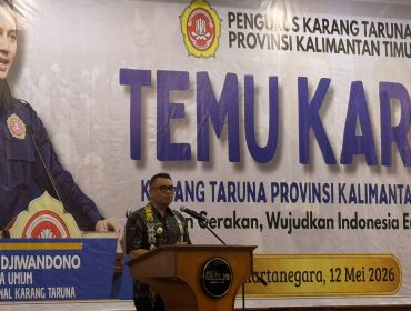 Bupati Kukar Aulia Rahman Basri memberikan sambutan dalam Temu Karya Karang Taruna Provinsi Kalimantan Timur di Tenggarong, Selasa (12/5/2026). (Angga/okeborneo.com)