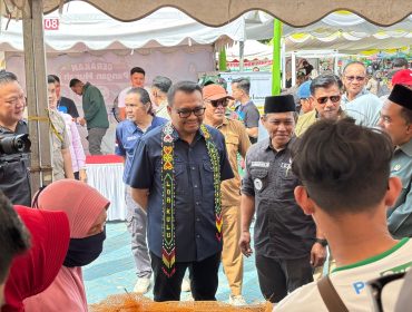 Bupati Kutai Kartanegara, Aulia Rahman Basri, meninjau pelaksanaan Gerakan Pangan Murah di Taman Literasi, Kecamatan Loa Kulu, Selasa (26/5/2026). (Angga/okeborneo.com)