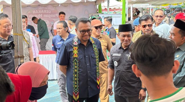 Bupati Kutai Kartanegara, Aulia Rahman Basri, meninjau pelaksanaan Gerakan Pangan Murah di Taman Literasi, Kecamatan Loa Kulu, Selasa (26/5/2026). (Angga/okeborneo.com)