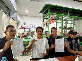 Perwakilan pedagang Pasar Tangga Arung Square memperlihatkan dokumen perjanjian baru yang dipersoalkan dalam forum bersama FPPKL. (Angga/okeborneo.com)