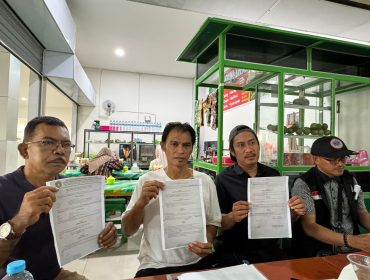 Perwakilan pedagang Pasar Tangga Arung Square memperlihatkan dokumen perjanjian baru yang dipersoalkan dalam forum bersama FPPKL. (Angga/okeborneo.com)