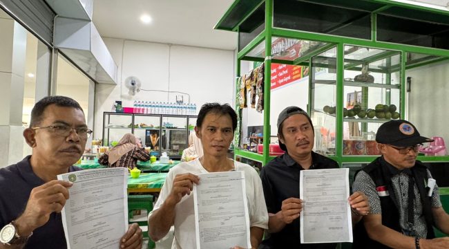 Perwakilan pedagang Pasar Tangga Arung Square memperlihatkan dokumen perjanjian baru yang dipersoalkan dalam forum bersama FPPKL. (Angga/okeborneo.com)