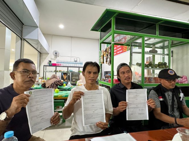
Perwakilan pedagang Pasar Tangga Arung Square memperlihatkan dokumen perjanjian baru yang dipersoalkan dalam forum bersama FPPKL. (Angga/okeborneo.com)