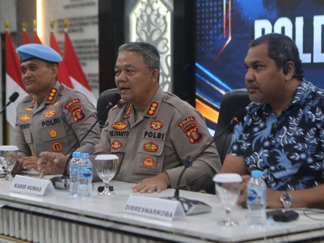 
Polda Kaltim menggelar konferensi pers kasus liquid Etomidate yang menyeret Kasat Resnarkoba Polres Kukar di Aula Rupatama Polresta Samarinda. (Istimewa)