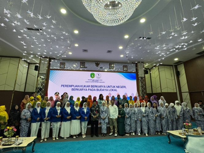 
Pengurus IWAPI Kukar bersama sejumlah organisasi perempuan berfoto bersama usai pembukaan Rakercab IWAPI Kukar 2026 di Pendopo Wakil Bupati Kukar. (Angga/okeborneo.com)