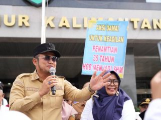 Gubernur Kaltim Rudy Mas’ud menemui warga Perumahan Korpri Loa Bakung yang menyampaikan aspirasi terkait status lahan di depan Kantor Gubernur Kaltim. (Istimewa)
