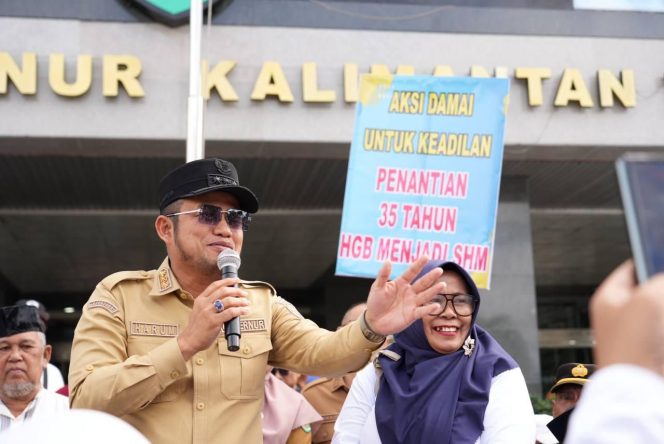 
Gubernur Kaltim Rudy Mas’ud menemui warga Perumahan Korpri Loa Bakung yang menyampaikan aspirasi terkait status lahan di depan Kantor Gubernur Kaltim. (Istimewa)