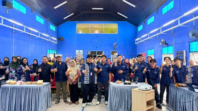 
Peserta Seminar Sosio Project 2026 berfoto bersama seusai kegiatan edukasi branding, promosi digital, dan pemanfaatan AI bagi pelaku UMKM di Desa Loa Duri Ulu, Kecamatan Loa Janan, Minggu (3/5/2026). (Istimewa/okeborneo.com)