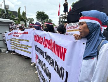 Sejumlah warga mengikuti aksi “Ketuk Pintu Gubernur” di depan Kantor Gubernur Kaltim untuk menyampaikan aspirasi terkait konflik agraria, Selasa (19/5/2026). (Istimewa)