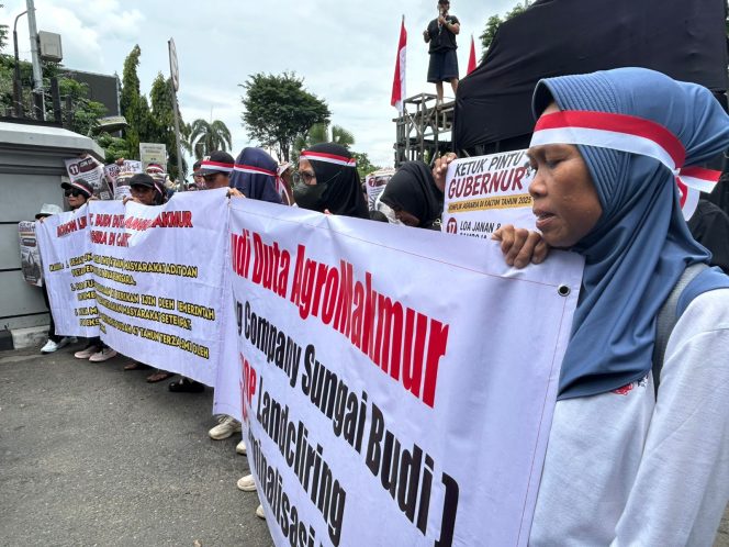 
Sejumlah warga mengikuti aksi “Ketuk Pintu Gubernur” di depan Kantor Gubernur Kaltim untuk menyampaikan aspirasi terkait konflik agraria, Selasa (19/5/2026). (Istimewa)
