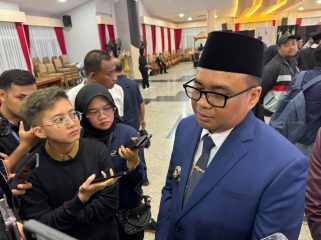 Bupati Kukar Aulia Rahman Basri memberikan keterangan terkait pembenahan rumah aman bagi anak korban kekerasan seksual. (Angga/okeborneo.com)