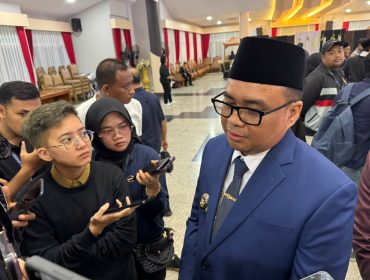 Bupati Kukar Aulia Rahman Basri memberikan keterangan terkait pembenahan rumah aman bagi anak korban kekerasan seksual. (Angga/okeborneo.com)