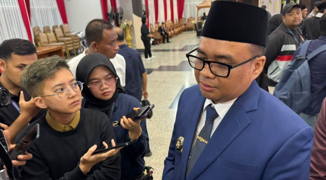 Bupati Kukar Aulia Rahman Basri memberikan keterangan terkait pembenahan rumah aman bagi anak korban kekerasan seksual. (Angga/okeborneo.com)