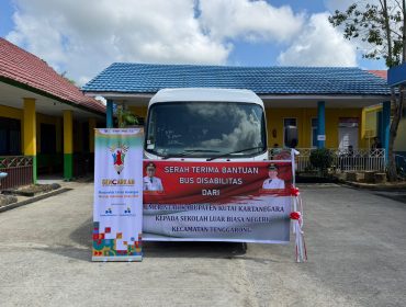 Bus sekolah bantuan Pemkab Kukar untuk mendukung mobilitas siswa SLB Negeri Tenggarong. (Angga/okeborneo.com)