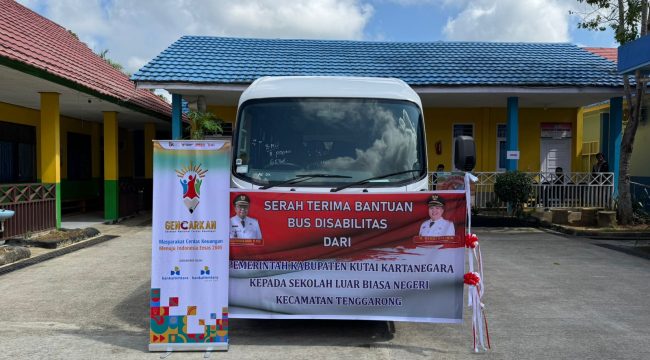 Bus sekolah bantuan Pemkab Kukar untuk mendukung mobilitas siswa SLB Negeri Tenggarong. (Angga/okeborneo.com)
