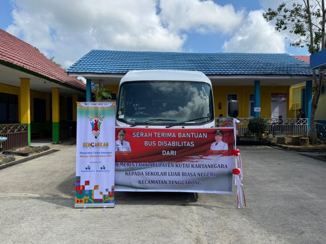 
Bus sekolah bantuan Pemkab Kukar untuk mendukung mobilitas siswa SLB Negeri Tenggarong. (Angga/okeborneo.com)