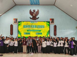 Mahasiswa FEB Unikarta mengikuti Bakti Kerja Mahasiswa 2026 di Desa Bhuana Jaya, Kecamatan Tenggarong Seberang, dengan fokus pendampingan UMKM dan penguatan ekonomi lokal. (Istimewa)