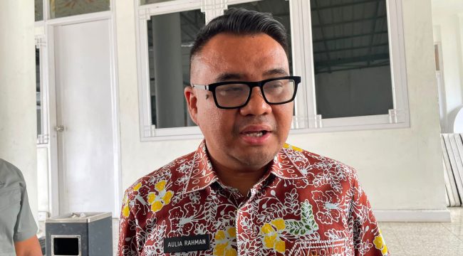 Bupati Kukar Aulia Rahman Basri menjelaskan strategi Pemkab Kukar dalam menahan progres sejumlah kegiatan hingga kepastian dana transfer pusat tersedia. (Angga/okeborneo.com)