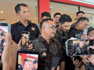 Bupati Kukar Aulia Rahman Basri menjawab pertanyaan wartawan terkait polemik Raperda Pesantren di DPRD Kukar. (Angga/okeborneo.com)