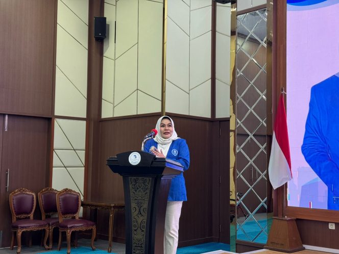 
Ketua DPD IWAPI Kaltim, Ernawati Gafar, menyampaikan sambutan dalam Rakercab II IWAPI Kukar 2026 di Pendopo Wakil Bupati Kukar. (Angga/okeborneo.com)