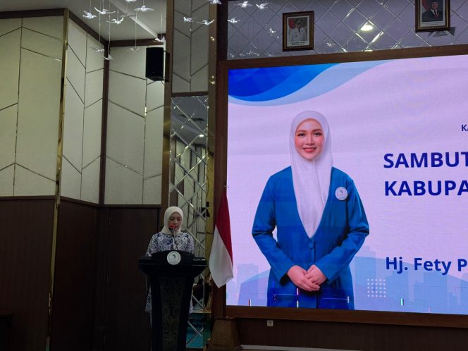 
Ketua DPC IWAPI Kukar, Fety Puja Amelia Solihin, menyampaikan sambutan dalam Rakercab II IWAPI Kukar 2026 yang membahas pelatihan UMKM perempuan. (Angga/okeborneo.com)