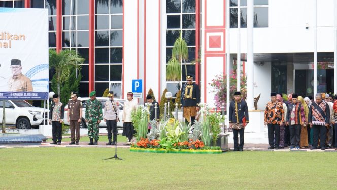
Bupati Kutai Kartanegara Aulia Rahman Basri memimpin apel peringatan Hari Pendidikan Nasional 2026 di halaman Kantor Bupati Kukar. (Angga/okeborneo.com)