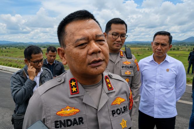 
Kapolda Kaltim Endar Priantoro memberikan keterangan terkait pemeriksaan Kasat Narkoba Polres Kukar di Polda Kaltim. (Angga/okeborneo.com)