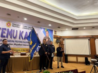 Penyerahan pataka Karang Taruna Provinsi Kaltim kepada Ketua Karang Taruna Kaltim terpilih, Hendra. (Angga/okeborneo.com)