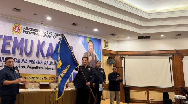 Penyerahan pataka Karang Taruna Provinsi Kaltim kepada Ketua Karang Taruna Kaltim terpilih, Hendra. (Angga/okeborneo.com)