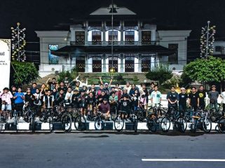 Peserta Critical Mass Tenggarong berfoto bersama di depan Kedaton Kutai Kartanegara seusai kampanye bersepeda dan keselamatan jalan. (Istimewa)