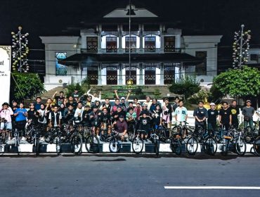 Peserta Critical Mass Tenggarong berfoto bersama di depan Kedaton Kutai Kartanegara seusai kampanye bersepeda dan keselamatan jalan. (Istimewa)